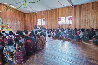 Tingkatkan Keimanan, Satgas Yonif Mekanis 203/AK Laksanakan Ibadah Bersama Jemaat Gereja Mowi - JPNN.com Papua
