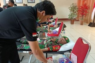 Sambut HUT ke-51 Basarnas, Personel Kodim 1710/Mimika Ikuti Donor Darah - JPNN.com Papua