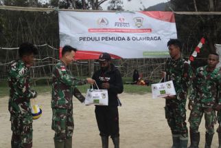 Satgas Yonif Mekanis 203/AK Bagikan Sarana Olahraga Kepada Pemuda Desa Tima - JPNN.com Papua