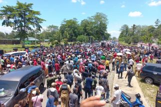 Ribuan Warga Mimika Gelar Aksi Damai Tolak Kriminalisasi Johannes Rettob - JPNN.com Papua