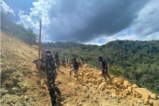 Personel Pos Balingga Satgas Yonif Mekanis 203/AK Perbaiki Akses Jalan Tertimbun Longsor - JPNN.com Papua