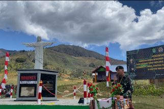 Komandan Satgas Yonif Mekanis 203/AK Meresmikan Monumen Kasih Karunia di Distrik Malagayneri - JPNN.com Papua