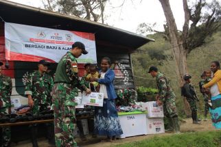 Sambut Bulan Ramadan, Satgas Yonif Mekanis 203/AK Bagikan Pakaian untuk Masyarakat Lanny Jaya - JPNN.com Papua