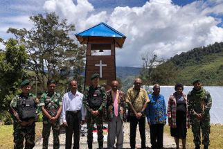 Satgas Yonif Mekanis 203/AK Resmikan Menara Lonceng Gereja Damai di Distrik Makki - JPNN.com Papua