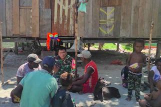 Babinsa Kampung Kipia Sambangi Tokoh Masyarakat di Wilayah Binaan - JPNN.com Papua