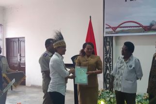 Wamen ATR/BPN Serahkan Sertifikat Tanah Wakaf untuk Masjid dan Musala - JPNN.com Papua