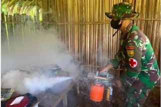 Mencegah Penyakit Malaria di Kampung Pedalaman Papua, Satgas Yonif 143/TWEJ Lakukan Ini - JPNN.com Papua