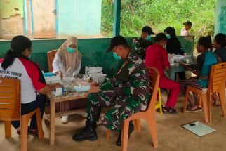 Satgas Yonif 143/TWEJ Berikan Pelayanan Kesehatan kepada Masyarakat di Pedalaman Papua - JPNN.com Papua