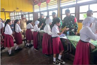 Menjelang Tahun Ajaran Baru, Satgas Yonif 143/TWEJ Bagikan Ratusan Perlengkapan Sekolah - JPNN.com Papua