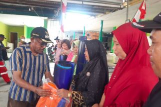 Penjabat Wali Kota Jayapura Serahkan Bantuan Buat 77 KK Korban Kebakaran - JPNN.com Papua