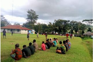 Tingkatkan Minat Berolahraga, Satgas Yonif Raider 200/BN Berikan Bantuan Sarana Olahraga - JPNN.com Papua