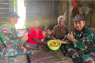 Beranjangsana ke Warga Kampung Yamrab Papua, Personel TNI Bikin Pisang Goreng - JPNN.com Papua