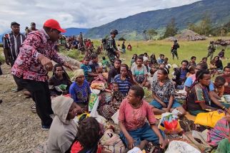Willem Wandik: Negara Selalu Hadir di Tengah Kesulitan Masyarakat Papua - JPNN.com Papua