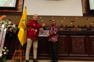 Penjabat Bupati Sorong Raih Penghargaan Sebagai Birokrat Toleran 2023 - JPNN.com Papua