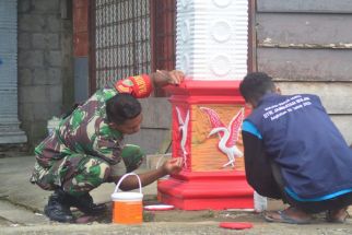 Sambut HUT Ke-78 RI, Babinsa Koramil Timika dan Mahasiswa KKN STIE Lakukan Ini - JPNN.com Papua