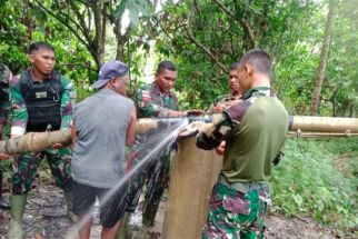 Satgas TNI Bantu Kebutuhan Air Bersih untuk Warga di Perbatasan Papua - JPNN.com Papua
