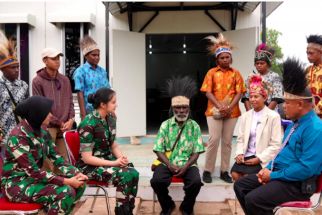 8 Pelajar Salurkan Bantuan dari Jenderal Dudung untuk Warga Perbatasan RI-PNG - JPNN.com Papua