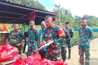 Semarakkan HUT ke-78 TNI, Personel Satgas Yonif 133/YS Membagikan Sembako Kepada Warga Maybrat - JPNN.com Papua