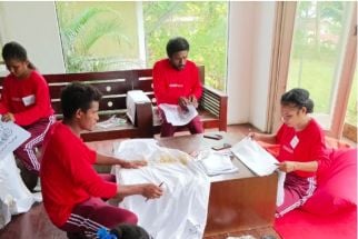 Wabup Biak: Pakaian Batik Papua Bagian Identitas Budaya Nusantara - JPNN.com Papua