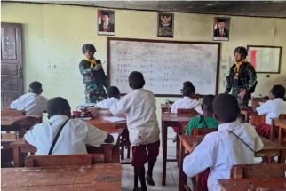 Prajurit TNI Mengajar di SD Inpres Sinak, Lihat - JPNN.com Papua