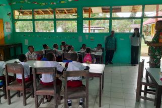 Peduli Pendidikan Anak, Babinsa Koramil 1710-07/Mapurujaya Bantu Mengajar di Sekolah - JPNN.com Papua