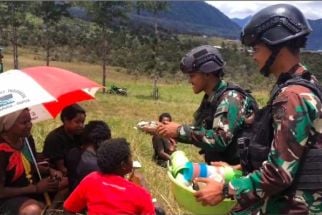 Kodam Cendrawasih Salurkan Bansos ke Warga Pengungsi Erogobak - JPNN.com Papua