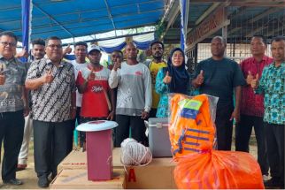 Pemkab Sorong Salurkan Alat Tangkap Ikan Kepada Nelayan - JPNN.com Papua