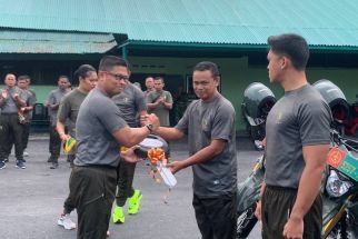 Letkol Dedy Serahkan 70 Unit Motor Bantuan Kemenhan Kepada Personel Kodim Mimika - JPNN.com Papua