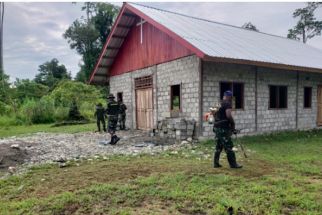 Satgas TMMD Ke-119 Kodim 1715/Yahukimo Bantu Masyarakat Renovasi Gereja - JPNN.com Papua