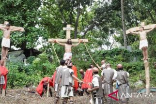 Umat Katolik di Manokwari Gelar Tablo Jalan Salib pada Jumat Agung - JPNN.com Papua