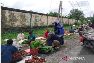 Mama Papua Rutin Siapkan Anyaman Ketupat Menjelang Lebaran  - JPNN.com Papua