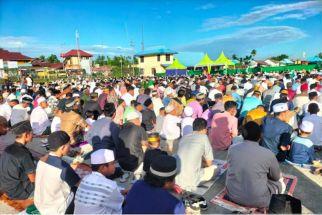 Ribuan Umat Muslim Sorong Selatan Salat Idulfitri di Bandara Teminabuan - JPNN.com Papua