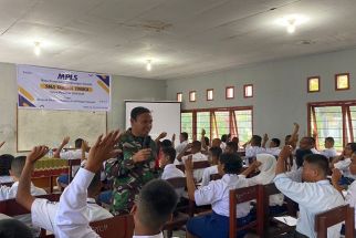 Babinsa Koramil 1710-02/Timika Tanamkan Kedisiplinan dan Jiwa Kepemimpinan Kepada Siswa Siswi Baru SMA Taruna - JPNN.com Papua