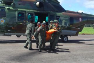 Helikopter TNI AU Mengevakuasi Jenazah Pilot Glen Malcolm dari Distrik Alama Timika - JPNN.com Papua