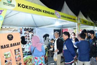 Wali Kota Kendari Sulkarnain Jajan di Kendari Food Festival - JPNN.com Sultra