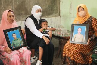 Tangisan Seorang Ibu TNI Korban KKB Papua di Hadapan Gubernur Khofifah - JPNN.com Sultra
