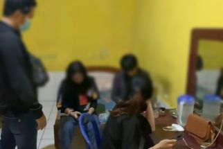 Satu Pria di Antara Dua Siswi SMA Dalam Satu Kamar - JPNN.com Sultra