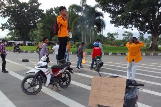 Mahasiswa di Kendari Menuntut Jokowi Mundur  - JPNN.com Sultra