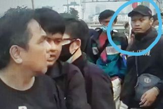 Inilah Sosok Penganiaya Ade Armando, Bertopi Hitam Berbadan Tegap - JPNN.com Sultra