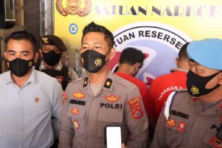 Tengah Malam Didatangi Polisi, Lipatan Celana Dalam Diperiksa - JPNN.com Sultra