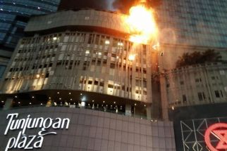 Mal Terbesar Surabaya Tunjungan Plaza Terbakar - JPNN.com Sultra