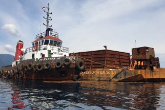 JLP Sultra Curigai Syahbandar Molawe Loloskan 3 Kapal Tongkang Memuat Ore Nikel tanpa Dokumen - JPNN.com Sultra
