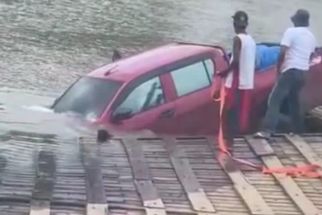 Mengerikan, Mobil Hilux yang Memuat Bayi 7 Bulan Terjun ke Sungai - JPNN.com Sultra