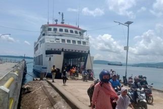 Arus Mudik Lebaran 2022, Kapal Feri Sandar di Dermaga Plencengan Baubau - JPNN.com Sultra