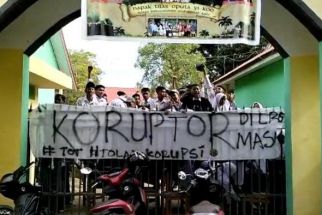 Demo Siswa SMAN 1 Kontunaga, Segel Pagar Sekolah Bertuliskan Koruptor Dilarang Masuk  - JPNN.com Sultra