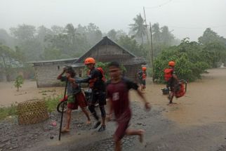 Banjir Mamuju, Selamatkan Diri di Atas Pohon Selama Lima Jam - JPNN.com Sultra