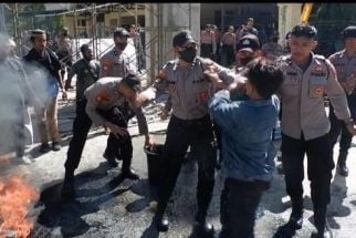 Ember Polisi Ditendang Sampai Pecah, Demo Hari Bhayangkara di Polda Sultra Ricuh - JPNN.com Sultra