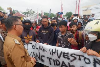 Pengecer Aksesori Handphone Demo di Rujab Wali Kota Kendari - JPNN.com Sultra