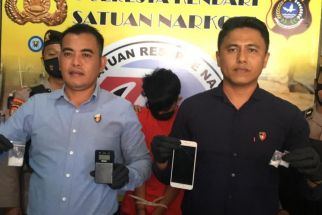 Menggeledah Tengah Malam, Polisi Temukan Barang Terlarang Dibungkus Jaket - JPNN.com Sultra