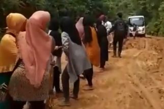 Viral! Mak-mak Tarik Bus Terjebak Menggunakan Tali di Jalan Rusak di Butur  - JPNN.com Sultra